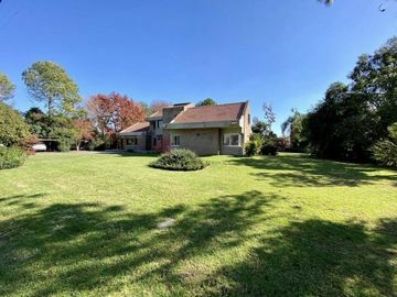 Casa en venta - 4 Dormitorios 4 Baños - Cochera - 2.750Mts2 - Pilar