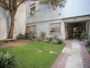 Departamento de 3 ambientes por escalera con Balcón, Jardín común y Terraza.