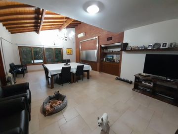 AMPLIA Casa en  venta en country del Banco Provincia, Moreno