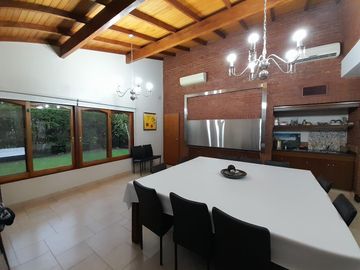 AMPLIA Casa en  venta en country del Banco Provincia, Moreno