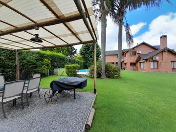 AMPLIA Casa en  venta en country del Banco Provincia, Moreno