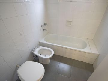 Departamento de 4 ambientes con cochera, dependencia y playroom en venta en Martinez
