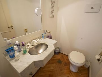 Departamento de 4 ambientes con cochera, dependencia y playroom en venta en Martinez