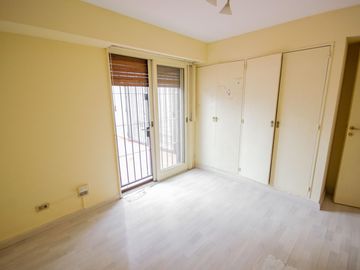Departamento de 4 ambientes con cochera, dependencia y playroom en venta en Martinez