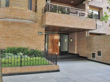 Departamento de 4 ambientes con cochera, dependencia y playroom en venta en Martinez