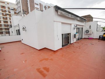 Departamento de 4 ambientes con cochera, dependencia y playroom en venta en Martinez