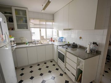 Departamento de 4 ambientes con cochera, dependencia y playroom en venta en Martinez