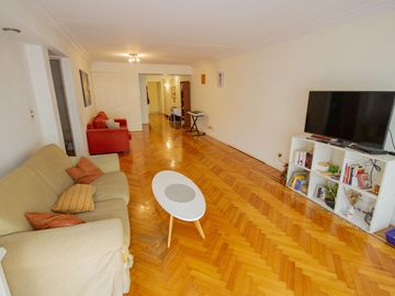 Departamento de 4 ambientes con cochera, dependencia y playroom en venta en Martinez