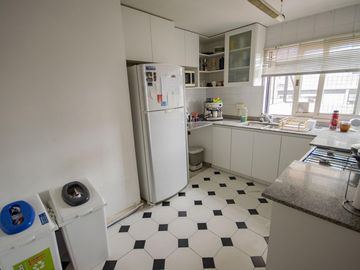 Departamento de 4 ambientes con cochera, dependencia y playroom en venta en Martinez