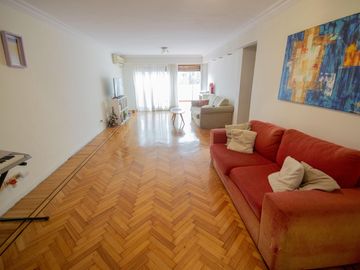 Departamento de 4 ambientes con cochera, dependencia y playroom en venta en Martinez