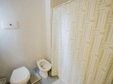 Departamento de 4 ambientes con cochera, dependencia y playroom en venta en Martinez