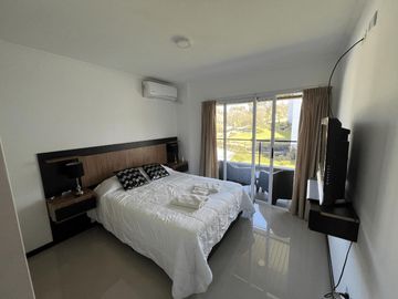 DEPARTAMENTO DE CATEGORIA EN COMPLEJO VENETO VILLAGE EN VILLA PARQUE SIQUIMAN SOBRE RUTA 38 REF: 2038