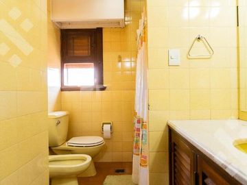 VENTA CASA 8 AMBIENTES   CASA DE HUÉSPEDES Y QUINCHO,  ALLEN-RÍO NEGRO