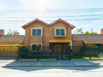 VENTA CASA 8 AMBIENTES   CASA DE HUÉSPEDES Y QUINCHO,  ALLEN-RÍO NEGRO