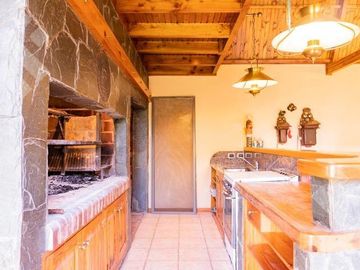 VENTA CASA 8 AMBIENTES   CASA DE HUÉSPEDES Y QUINCHO,  ALLEN-RÍO NEGRO