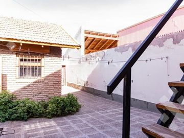 VENTA CASA 8 AMBIENTES   CASA DE HUÉSPEDES Y QUINCHO,  ALLEN-RÍO NEGRO
