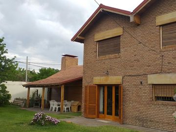VENTA CASA 8 AMBIENTES   CASA DE HUÉSPEDES Y QUINCHO,  ALLEN-RÍO NEGRO