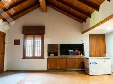 VENTA CASA 8 AMBIENTES   CASA DE HUÉSPEDES Y QUINCHO,  ALLEN-RÍO NEGRO