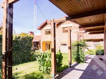 VENTA CASA 8 AMBIENTES   CASA DE HUÉSPEDES Y QUINCHO,  ALLEN-RÍO NEGRO