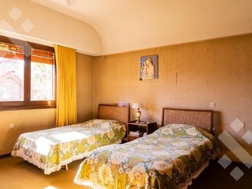 VENTA CASA 8 AMBIENTES   CASA DE HUÉSPEDES Y QUINCHO,  ALLEN-RÍO NEGRO