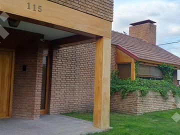 VENTA CASA 8 AMBIENTES   CASA DE HUÉSPEDES Y QUINCHO,  ALLEN-RÍO NEGRO