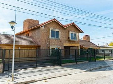 VENTA CASA 8 AMBIENTES   CASA DE HUÉSPEDES Y QUINCHO,  ALLEN-RÍO NEGRO