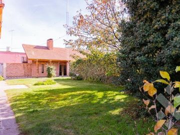 VENTA CASA 8 AMBIENTES   CASA DE HUÉSPEDES Y QUINCHO,  ALLEN-RÍO NEGRO