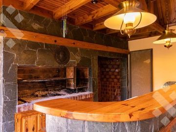 VENTA CASA 8 AMBIENTES   CASA DE HUÉSPEDES Y QUINCHO,  ALLEN-RÍO NEGRO