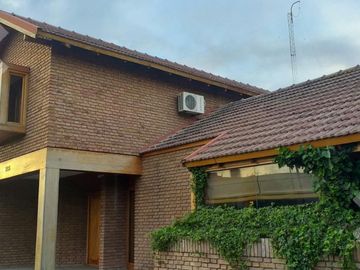 VENTA CASA 8 AMBIENTES   CASA DE HUÉSPEDES Y QUINCHO,  ALLEN-RÍO NEGRO