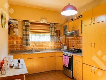 VENTA CASA 8 AMBIENTES   CASA DE HUÉSPEDES Y QUINCHO,  ALLEN-RÍO NEGRO