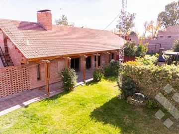 VENTA CASA 8 AMBIENTES   CASA DE HUÉSPEDES Y QUINCHO,  ALLEN-RÍO NEGRO