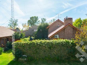 VENTA CASA 8 AMBIENTES   CASA DE HUÉSPEDES Y QUINCHO,  ALLEN-RÍO NEGRO