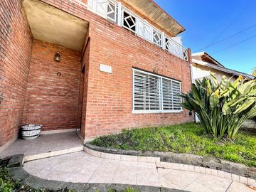 Casa en PH con 3 dormitorios, garage y espacio libre con parrilla y patio. Temperley Este.