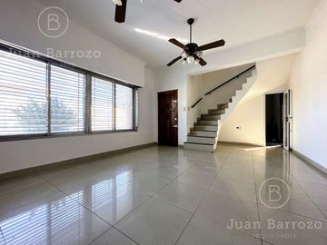 Casa en PH con 3 dormitorios, garage y espacio libre con parrilla y patio. Temperley Este.