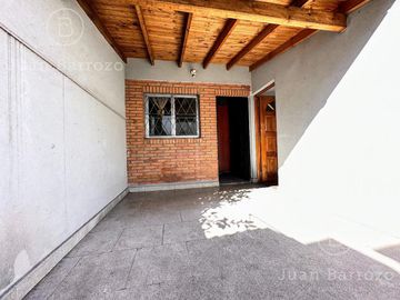 Casa en PH con 3 dormitorios, garage y espacio libre con parrilla y patio. Temperley Este.