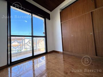 Casa en PH con 3 dormitorios, garage y espacio libre con parrilla y patio. Temperley Este.