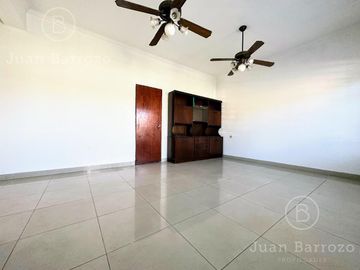 Casa en PH con 3 dormitorios, garage y espacio libre con parrilla y patio. Temperley Este.