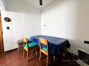 Casa en PH con 3 dormitorios, garage y espacio libre con parrilla y patio. Temperley Este.