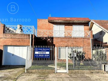 Casa en PH con 3 dormitorios, garage y espacio libre con parrilla y patio. Temperley Este.