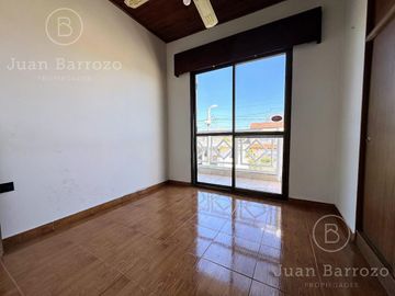 Casa en PH con 3 dormitorios, garage y espacio libre con parrilla y patio. Temperley Este.