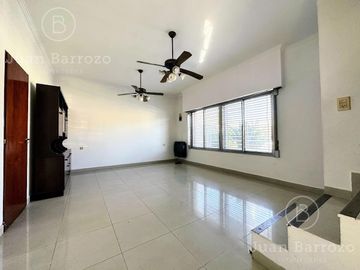 Casa en PH con 3 dormitorios, garage y espacio libre con parrilla y patio. Temperley Este.