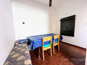 Casa en PH con 3 dormitorios, garage y espacio libre con parrilla y patio. Temperley Este.