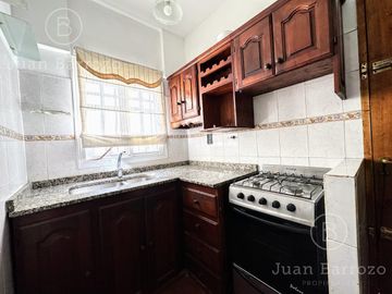 Casa en PH con 3 dormitorios, garage y espacio libre con parrilla y patio. Temperley Este.
