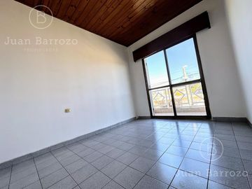 Casa en PH con 3 dormitorios, garage y espacio libre con parrilla y patio. Temperley Este.
