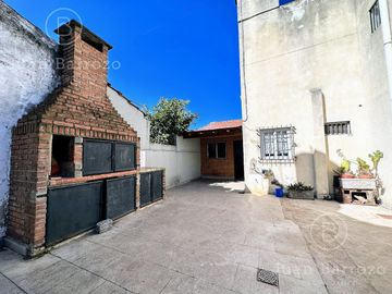 Casa en PH con 3 dormitorios, garage y espacio libre con parrilla y patio. Temperley Este.