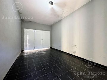 Casa en PH con 3 dormitorios, garage y espacio libre con parrilla y patio. Temperley Este.