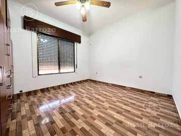 Casa en PH con 3 dormitorios, garage y espacio libre con parrilla y patio. Temperley Este.