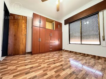Casa en PH con 3 dormitorios, garage y espacio libre con parrilla y patio. Temperley Este.