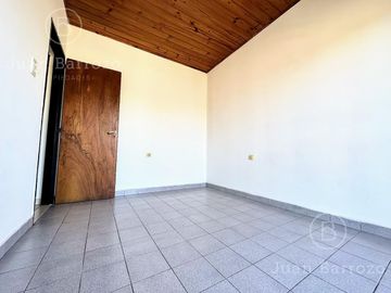 Casa en PH con 3 dormitorios, garage y espacio libre con parrilla y patio. Temperley Este.