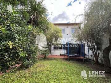 CHALET 4 AMB C/COCHERA- QUINCHO Y JARDIN. QUILMES OESTE